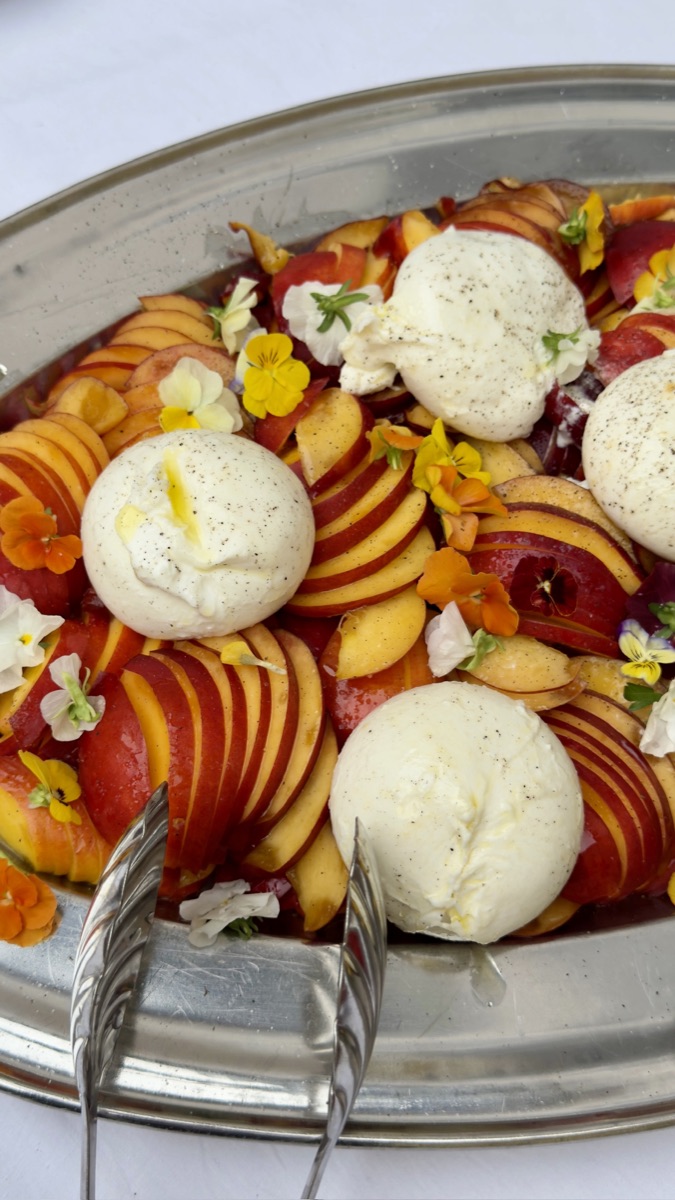 Burrata, pêches et fleurs comestibles