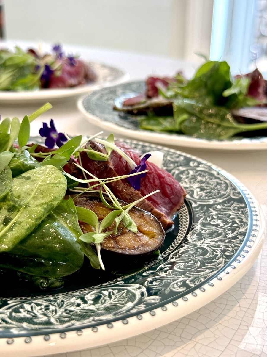 Salade de saison, fleurs et jeunes pousses