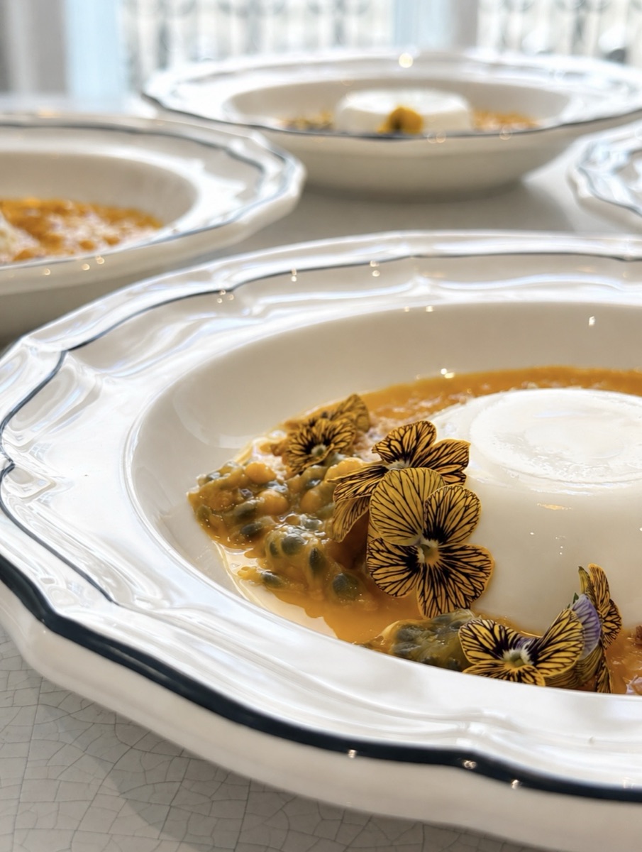 Panna cotta et fleurs comestibles